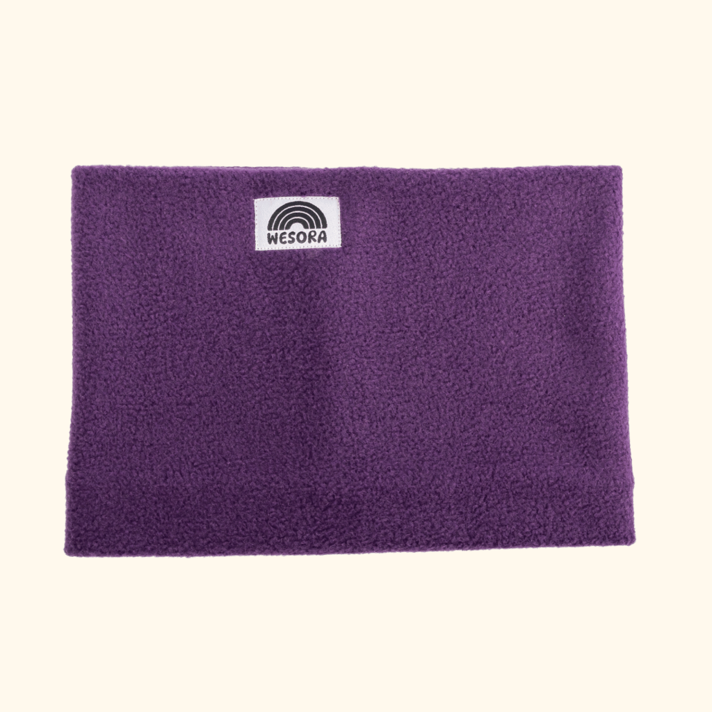 Fleece Neckwarmer - Purple Noir mit WESORA-Label, flach liegend, zeigt eleganten Stil und kreative Tiefe, ideal für stilvolle Abenteuer.