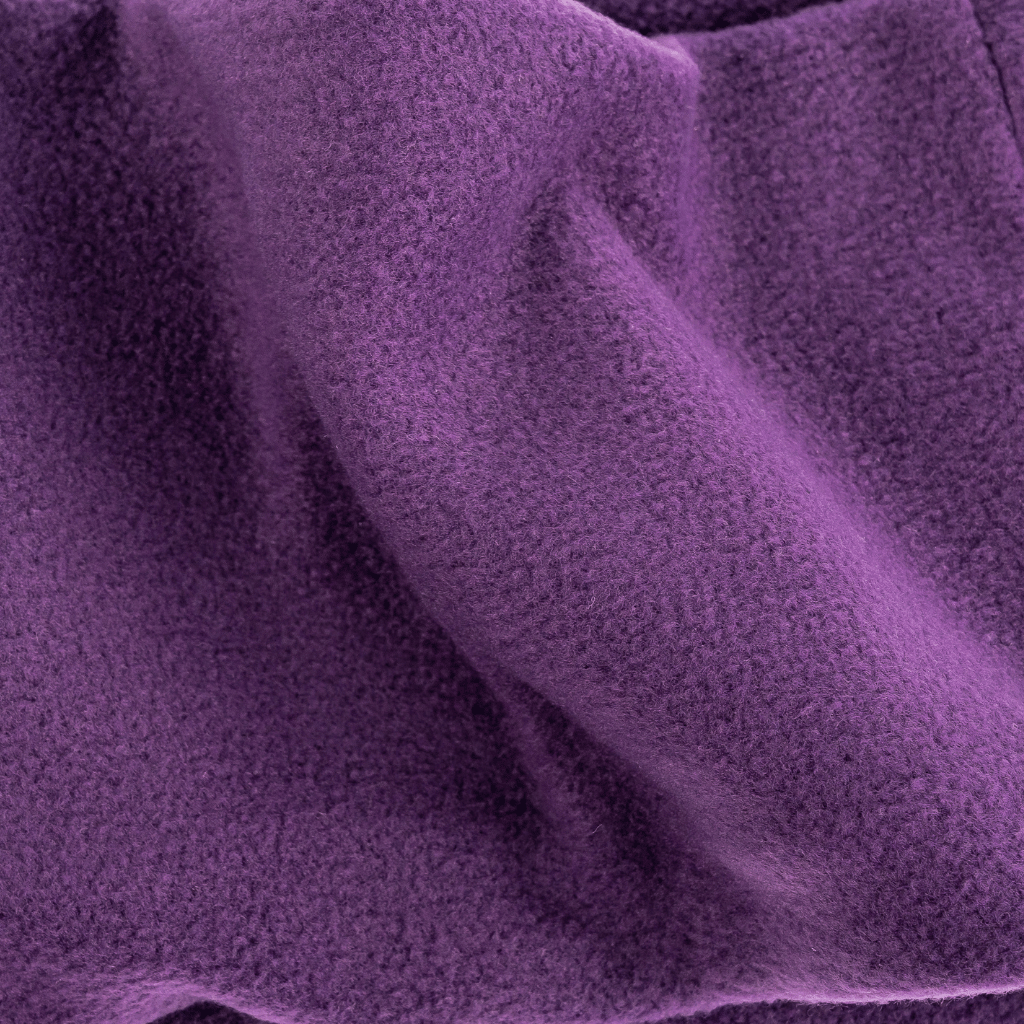 Fleece Neckwarmer - Purple Noir mit samtig-flauschiger Textur, in sanften Falten fotografiert. Perfekt für stilvolle, abenteuerlustige Outdoor-Enthusiasten.