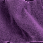 Fleece Neckwarmer - Purple Noir mit samtig-flauschiger Textur, in sanften Falten fotografiert. Perfekt für stilvolle, abenteuerlustige Outdoor-Enthusiasten.