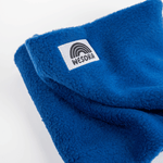 Fleece Neckwarmer - Royal Blue mit weißem WESORA-Label und Regenbogengrafik, gefaltet dargestellt. Perfekt für stilvolle Outdoor-Abenteuer.