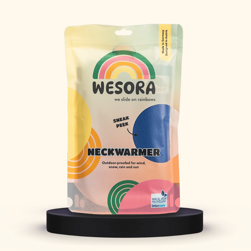 Fleece Neckwarmer - Royal Blue in regenbogenbedrucktem Beutel mit Sichtfenster, zeigt blauen Stoff, wind- und wetterfest, nachhaltig in Deutschland gefertigt.