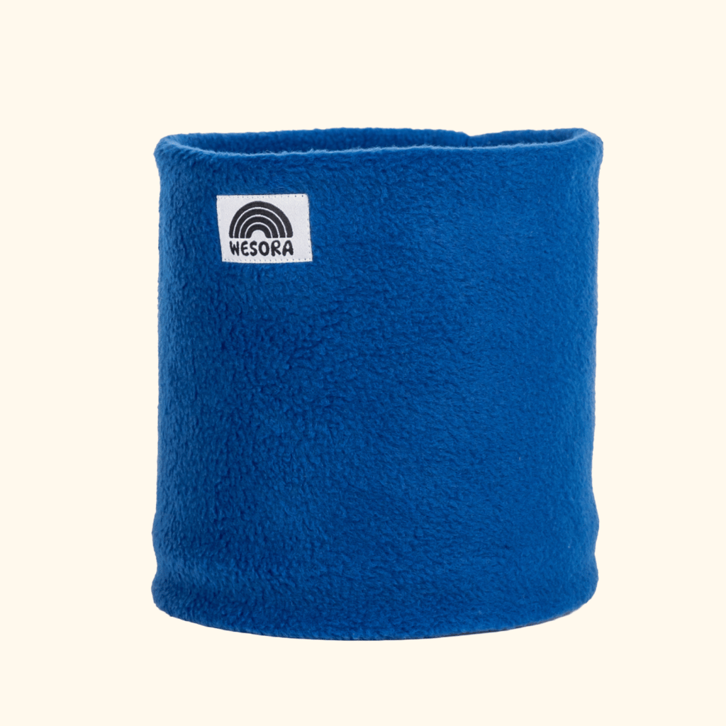 Fleece Neckwarmer - Royal Blue mit WESORA-Label, ideal für stilvolle Outdoor-Abenteuer, fotografiert in Nahaufnahme.