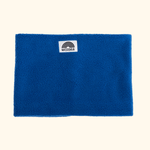 Fleece Neckwarmer - Royal Blue mit heller WESORA-Label, flach ausgelegt in Nahaufnahme, zeigt das sherpa-stil Fleece-Design in rechteckiger Form.