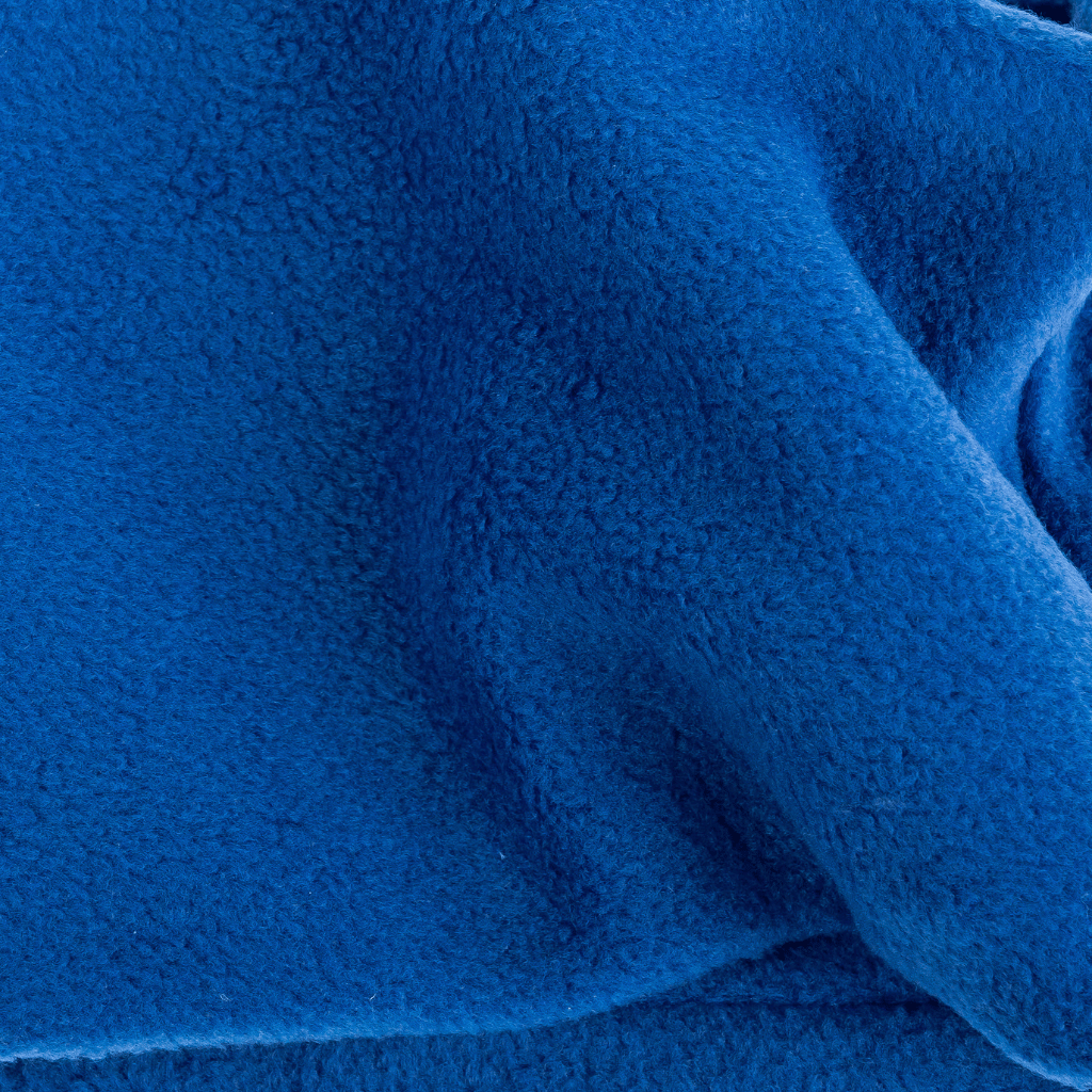 Fleece Neckwarmer - Royal Blue mit weicher, flauschiger Textur, fotografiert in Nahaufnahme. Perfekt für stilvolle und abenteuerlustige Outdoor-Liebhaber.