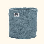 Sherpa Neckwarmer - Fluffy Blue aus weichem, sherpa-ähnlichem Fleece, mit WESORA-Etikett, für kalte Tage um den Hals getragen.