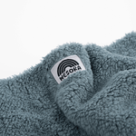 Sherpa Neckwarmer - Fluffy Blue aus weichem, plüschigem Fleece mit WESORA-Label, in Falten drapiert, ideal für warme Winterabenteuer.