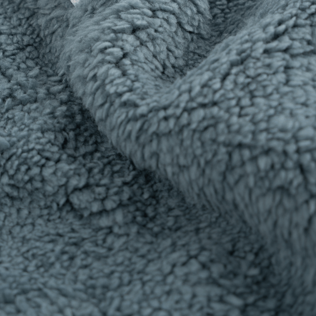 Sherpa Neckwarmer - Fluffy Blue mit weichem, hochflorigem Stoff, ideal für kalte Tage, fotografiert in Nahaufnahme.