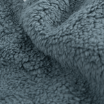 Sherpa Neckwarmer - Fluffy Blue mit weichem, hochflorigem Stoff, ideal für kalte Tage, fotografiert in Nahaufnahme.