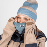 Sherpa Neckwarmer - Fluffy Blue aus flauschigem Fleece, getragen von einer Person mit passender Mütze und Jacke, zeigt spielerisch Wärme und Stil.