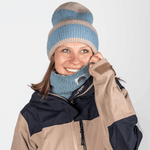 Sherpa Neckwarmer - Fluffy Blue, getragen von einer lächelnden Person in Winterkleidung, fotografiert vor neutralem Hintergrund.