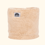 Sherpa Neckwarmer - Fluffy Beige mit WESORA-Label, elegantes beiges Fleece, ideal für gemütliche Winterabenteuer, fotografiert in Nahaufnahme.