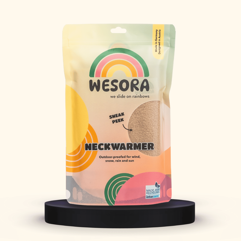 Sherpa Neckwarmer - Fluffy Beige in wiederverschließbarer Verpackung mit Sichtfenster, zeigt beigen Fleece, outdoor-tauglich und recycelbar, in Deutschland handgefertigt.