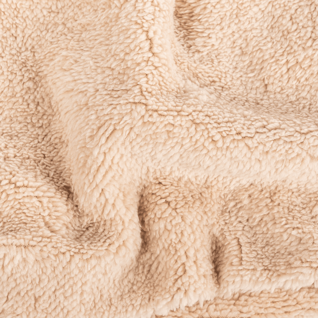 Sherpa Neckwarmer - Fluffy Beige, aus weichem, beigem Fleece, nah aufgenommen. Perfekt für gemütliche, stilvolle Wintertage. Handmade in Deutschland.