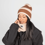 Sherpa Neckwarmer - Fluffy Beige in zartem Beige, getragen von einer Person in Winterkleidung, die den flauschigen Fleece-Schal anpasst.