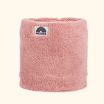 Sherpa Neckwarmer - Fluffy Rose mit weichem, tubularen Design und kleinem WESORA-Etikett, handgemacht in Deutschland, designt in Österreich.