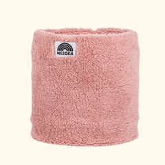 Sherpa Neckwarmer - Fluffy Rose mit weichem, tubularen Design und kleinem WESORA-Etikett, handgemacht in Deutschland, designt in Österreich.