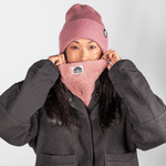 Sherpa Neckwarmer - Fluffy Rose, flauschig und handgemacht, getragen von Person in Winterkleidung, nur Augen sichtbar, in neutralem Setting.