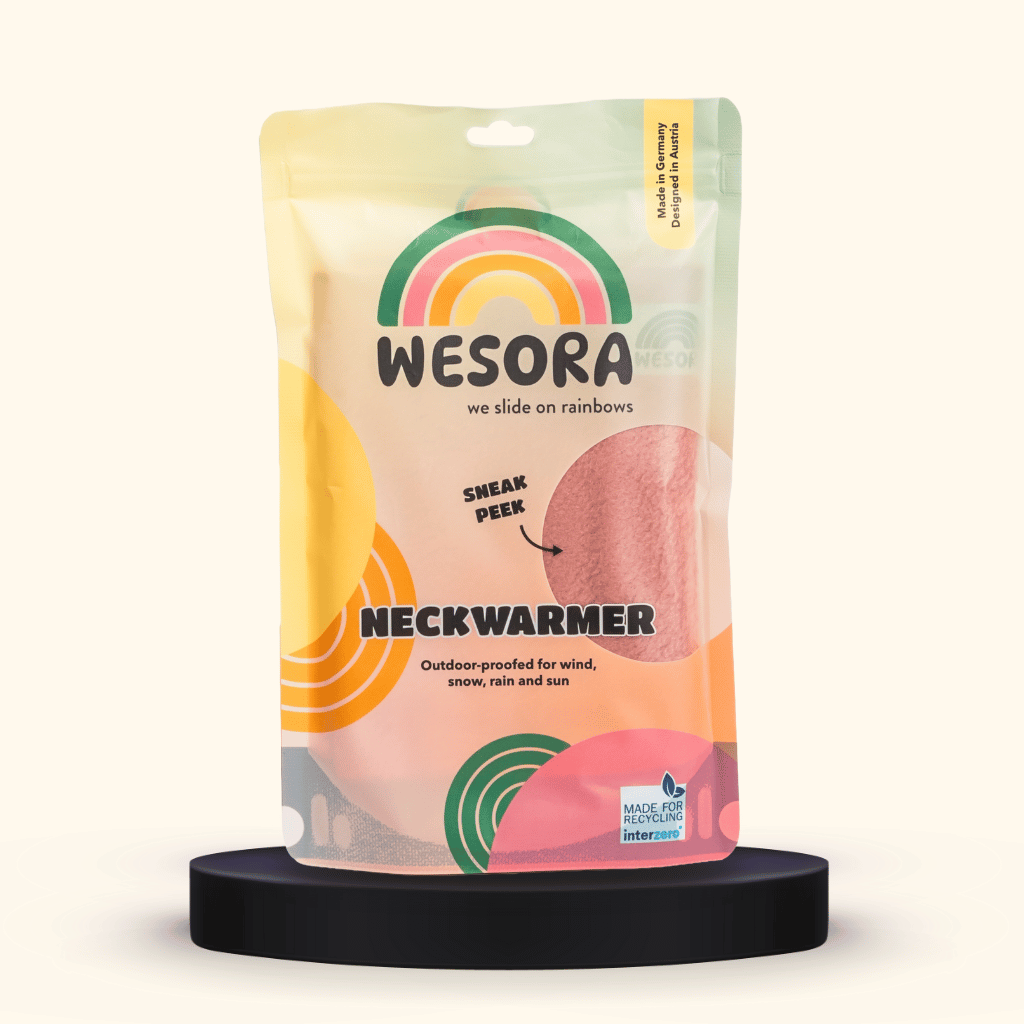 Sherpa Neckwarmer - Fluffy Rose in nachhaltiger Verpackung, zeigt zartes Fleece im Sneak Peek-Fenster. Perfekt für Outdoor-Abenteuer.