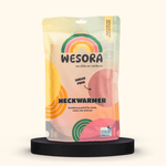 Sherpa Neckwarmer - Fluffy Rose in nachhaltiger Verpackung, zeigt zartes Fleece im Sneak Peek-Fenster. Perfekt für Outdoor-Abenteuer.