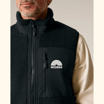 Sherpa Weste - Unisex mit WESORA-Logo und Brusttasche, getragen über einem Langarmshirt.