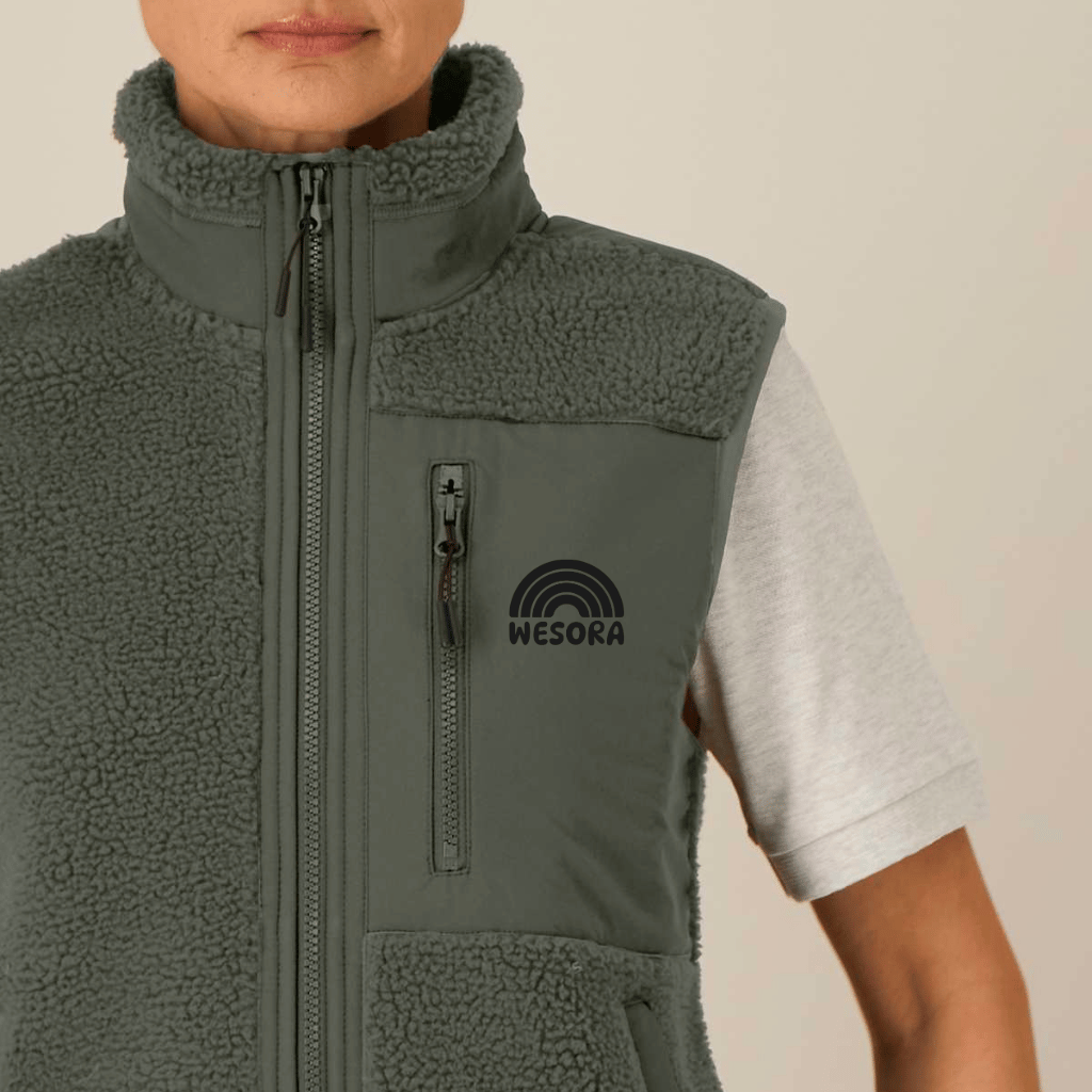Sherpa Weste - Unisex mit Reißverschlüssen und WESORA-Logo, getragen über einem T-Shirt, zeigt funktionales Design, ideal für Abenteuer.