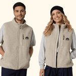 Sherpa Weste - Unisex mit halbrundem Logo und „WESORA“-Schriftzug, getragen von zwei Modellen, fotografiert in einer Studioumgebung, Frontalansicht.