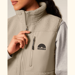 Sherpa Weste - Unisex mit hochgeschlossenem Kragen und Brusttasche, WESORA-Logo sichtbar, Hand hält Reißverschluss.
