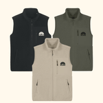 Sherpa Weste - Unisex mit Frontreißverschluss und Brusttasche, präsentiert in dreifacher Ausführung, betont durch das WESORA-Logo auf der linken Brust.
