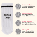 Socks - Ski you later mit schwarzem Ring und Schriftzug, präsentiert mit Piktogrammen zu Komfort und Herstellung, ideal für Abenteuer, fotografiert auf neutralem Hintergrund.