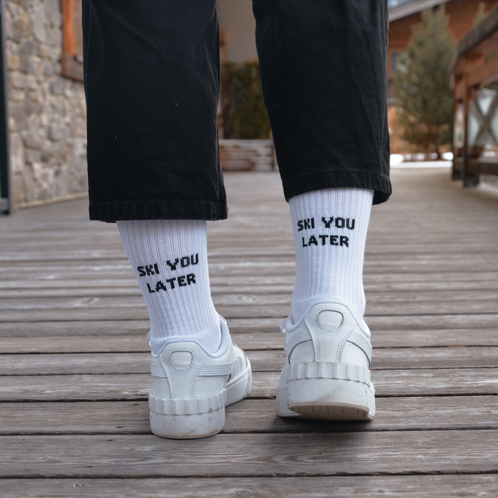 Weisse Baumwollsocken für den Alltag mit hohem Bund und Skifahrerspruch Ski you later, für nach der Piste
