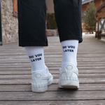 Weisse Baumwollsocken für den Alltag mit hohem Bund und Skifahrerspruch Ski you later, für nach der Piste