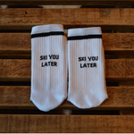Tennissocken in weiss aus Baumwolle und Slogan "Ski you later" für alle Skibegeisterten