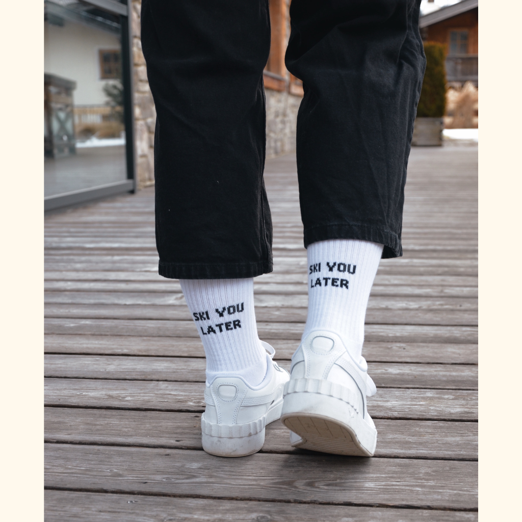 Weisse Skifahrer Socken für danach mit dem Slogan Ski you later