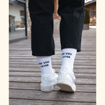 Weisse Skifahrer Socken für danach mit dem Slogan Ski you later