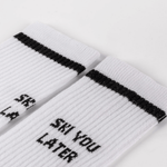 Socks - Ski you later mit schwarzem Streifen und Slogan, aus Baumwolle für Wärme und Komfort, Nahaufnahme der gerippten Bündchen.
