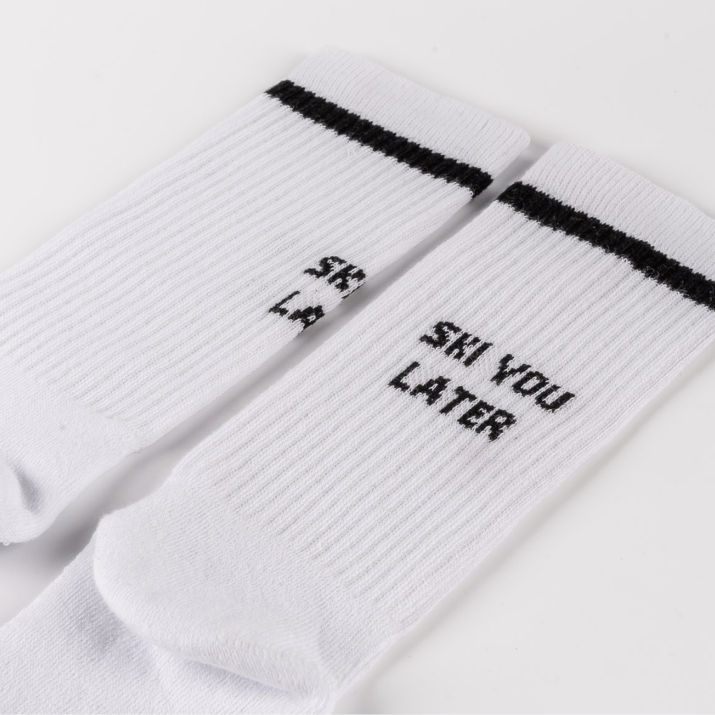 Socks - Ski you later mit SEE YOU LATER-Schriftzug, schwarze Streifen am Bund, fotografiert frontal.