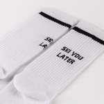 Socks - Ski you later mit SEE YOU LATER-Schriftzug, schwarze Streifen am Bund, fotografiert frontal.