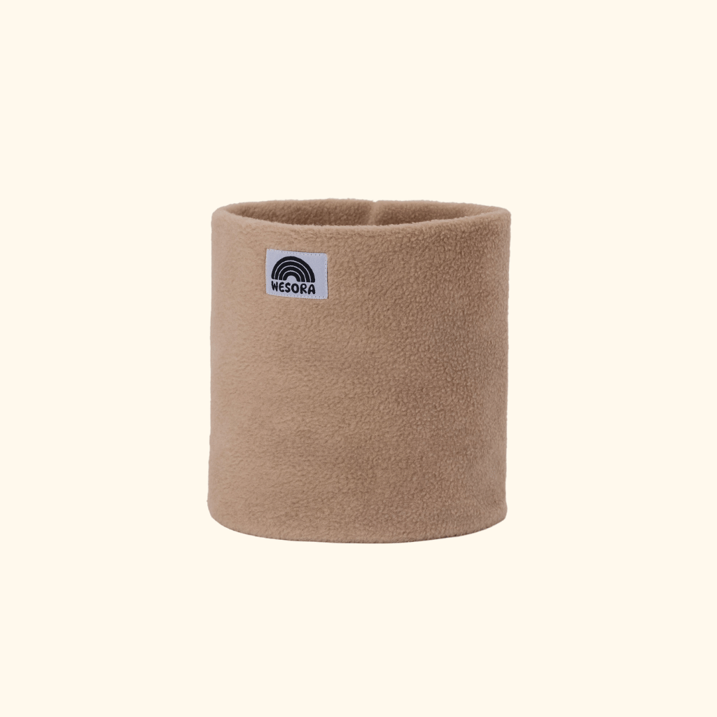 Fleece Neckwarmer - The Teddy Kid, weicher Schlauchschal mit WESORA-Label, ideal für Abenteuer, fotografiert in Nahaufnahme.