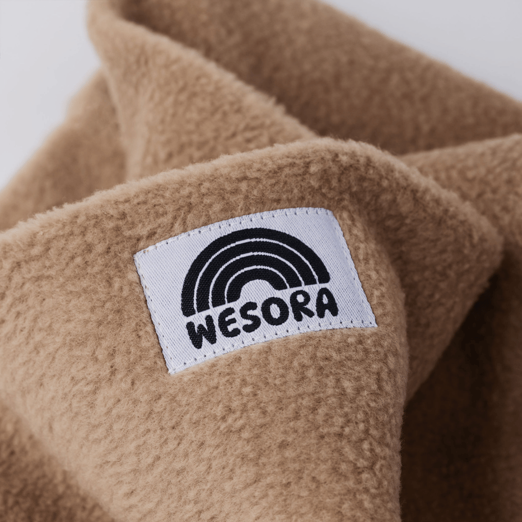 Fleece Neckwarmer - The Teddy Kid mit weicher Kamel-Fleece-Textur und WESORA-Label, Nahaufnahme des gemütlichen Accessoires.