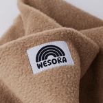 Fleece Neckwarmer - The Teddy Kid mit weicher Kamel-Fleece-Textur und WESORA-Label, Nahaufnahme des gemütlichen Accessoires.