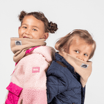 Fleece Neckwarmer - The Teddy Kid, getragen von zwei Kindern in Sherpa- und Steppjacken, zeigt WESORA-Logo, vermittelt kuschelige Wärme und Abenteuerlust.