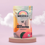 Fleece Neckwarmer - The Teddy Kid in farbenfrohem Beutel, auf Podest platziert. Outdoor-tauglich, recycelbar, hergestellt in Deutschland, designt in Österreich.