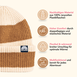 Beanie - Toffee Twist mit gestreiftem, nachhaltigem Design aus recyceltem Polyester, präsentiert neben Piktogrammen der Produktvorteile, seitliche Ansicht.