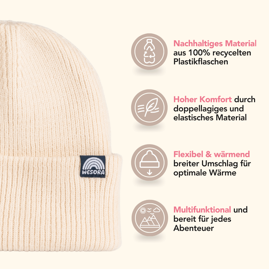Beanie - Vanilla White aus 100 % recyceltem Material, doppellagig, elastisch, mit breitem Umschlag, WESORA-Label sichtbar, im Produktfoto links positioniert.