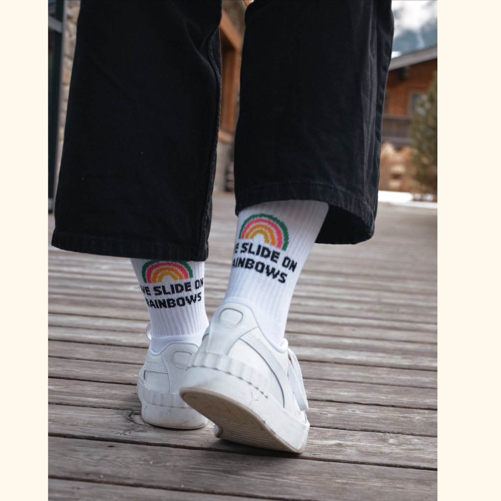 WESORA Socken mit Regenbogen und Slogan