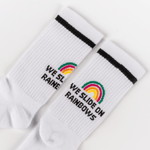 Socken - WESORA mit schwarzem Streifen und Regenbogenmotiv, flach auf weißem Hintergrund. Ideal für sportliche und alltägliche Abenteuer.