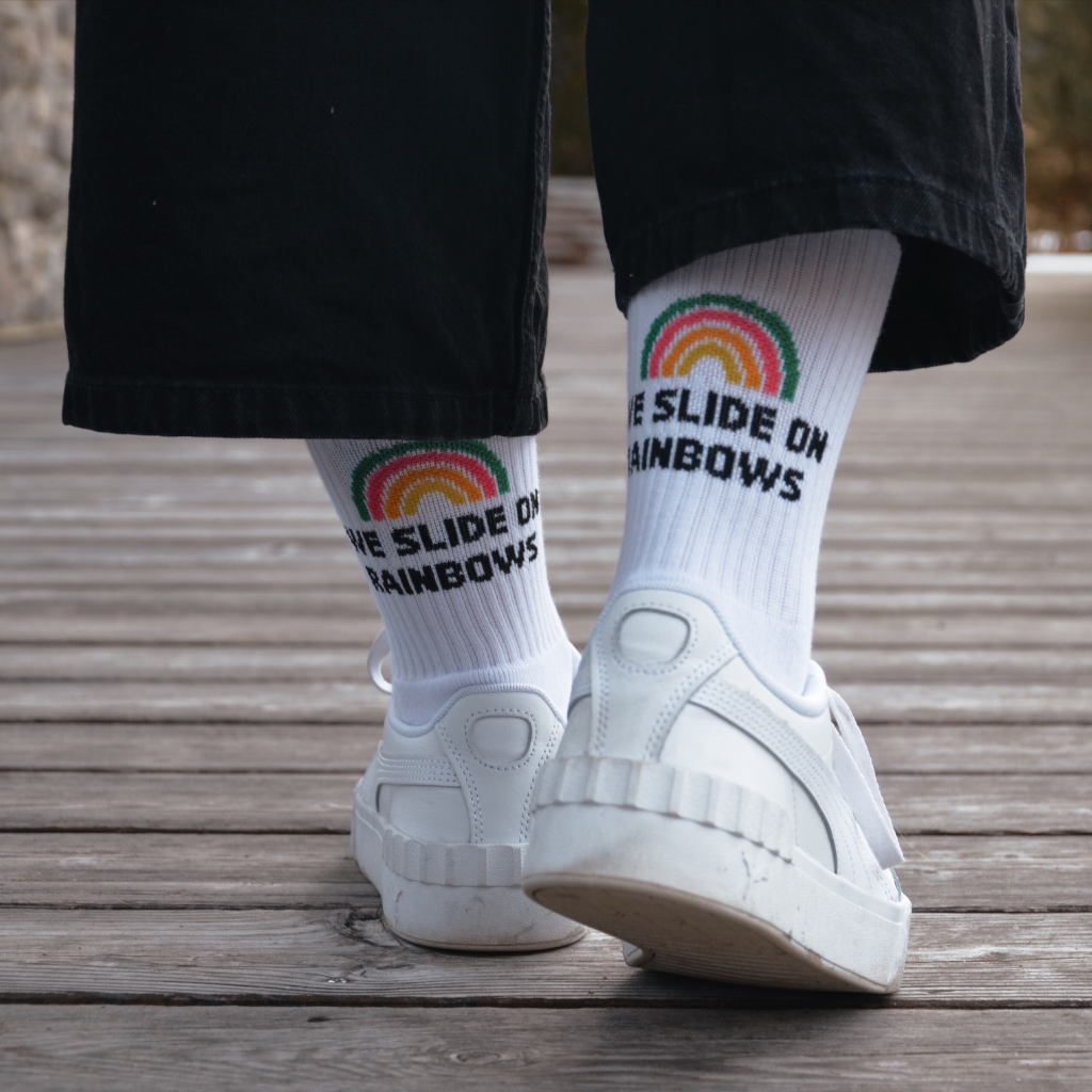 Weiße Socken aus Baumwolle mit WESORA Regebnogen