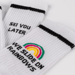 Socks - WESORA mit schwarzen Streifen und bunten Stickereien SKI YOU LATER und Regenbogen I RIDE ON RAINBOWS, Nahaufnahme.