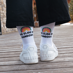 weiße Sportsocken mit Slogan und Farbe drauf