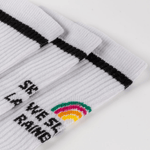 Socks - WESORA mit Regenbogenmotiv und schwarzem Streifen am Bündchen, gestapelt, nahaufgenommen.